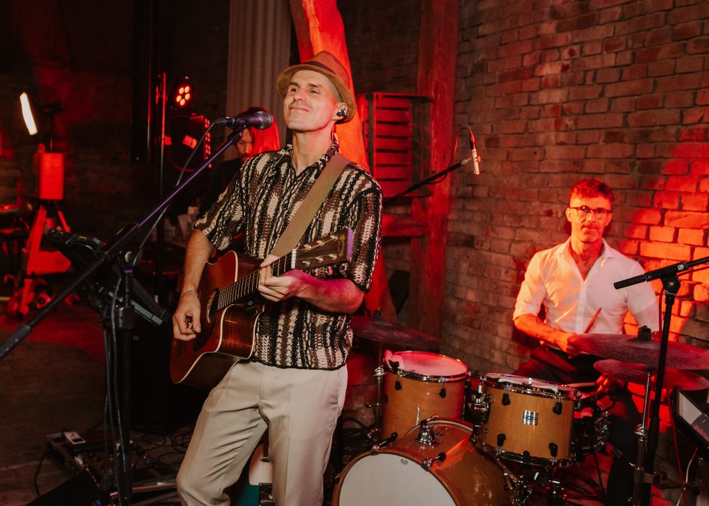 Bandmusiker, Gitarre, Gesang, Bass, Drums, Schlagzeug, DJ